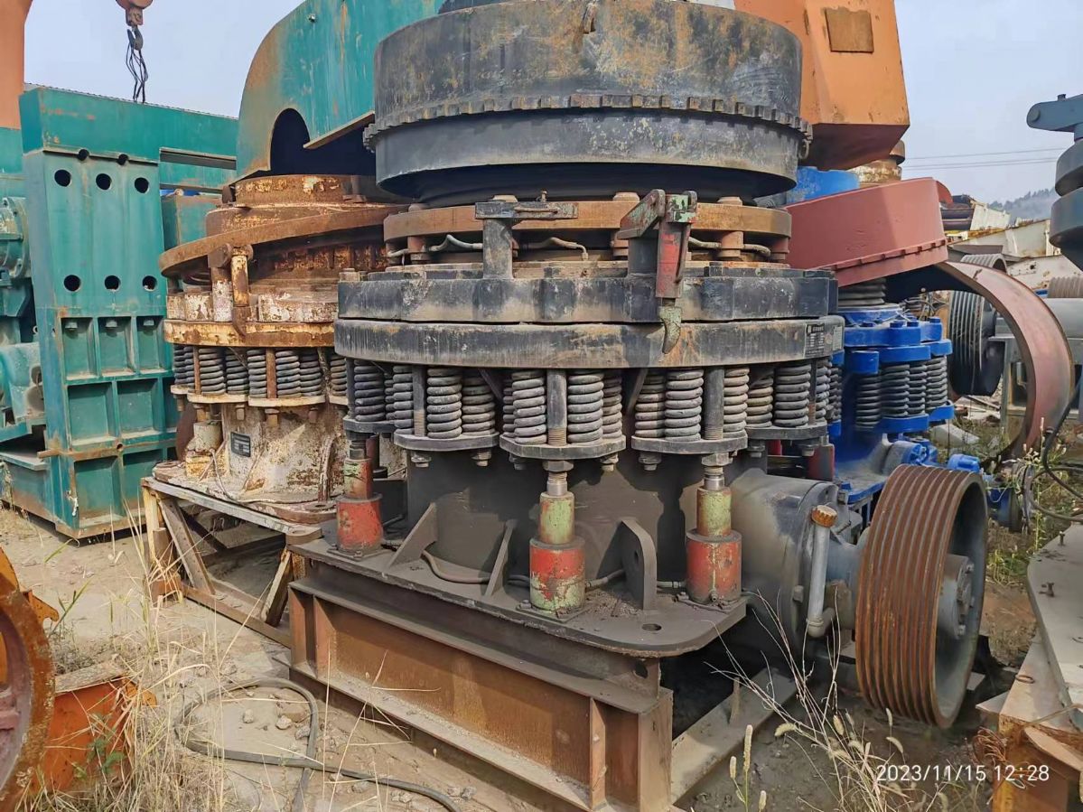 低价出售八成新二手圆锥破碎机S155-2