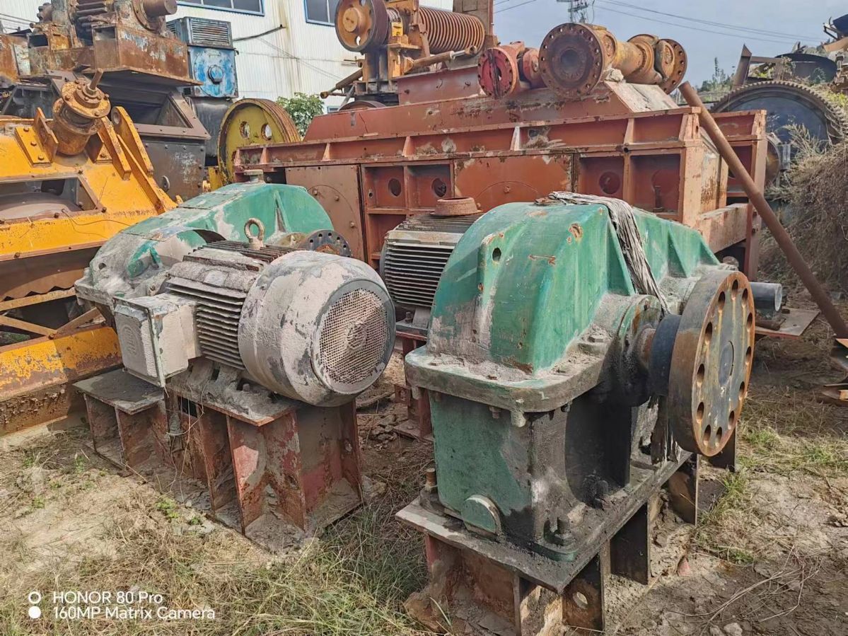 低价转让九成新180-80液压对辊破碎机-2