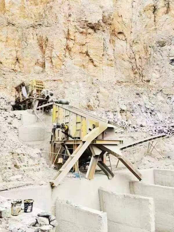 二手半移动免基础时产150吨石子生产线破碎机处理3-1