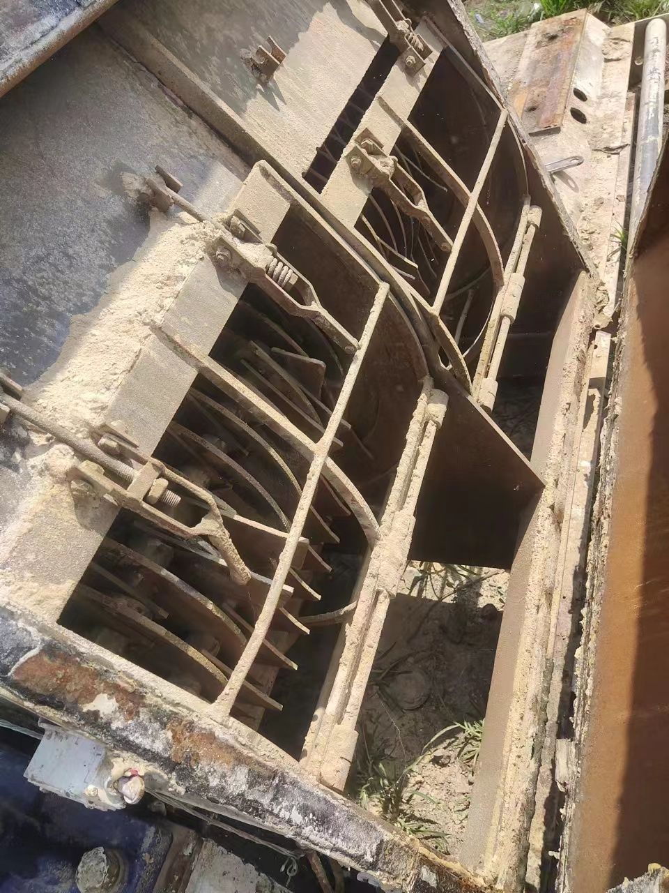 二手粉碎机、132千瓦锤片式微粉机，含喂料器-1