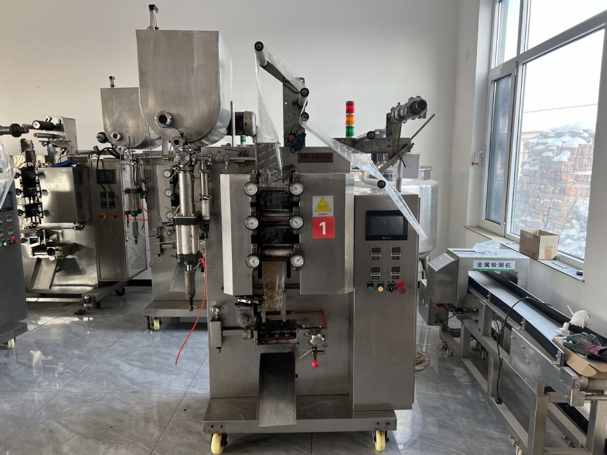 8成新的二手海泰酱料灌装机,可以灌装3边封、4边封-2