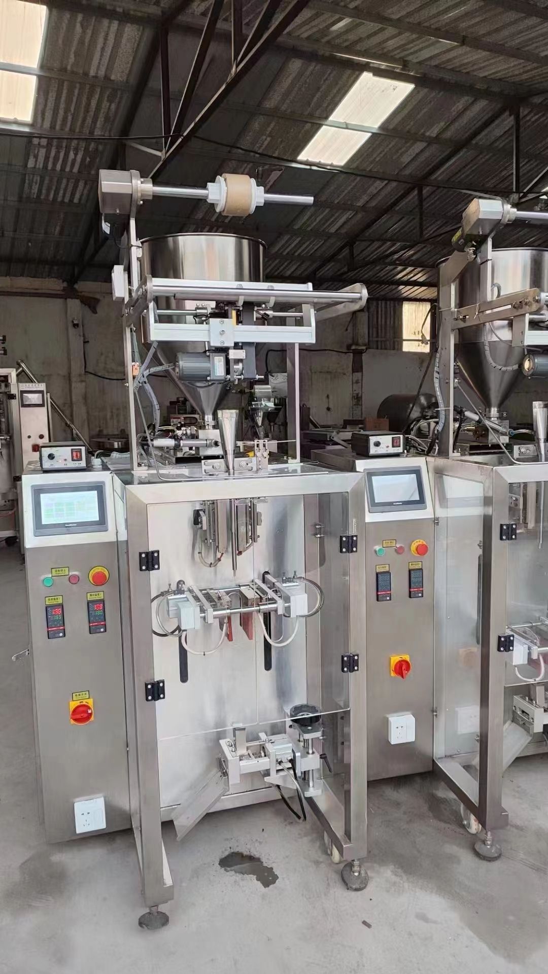 转让二手液体包装机 两台立式圆角液体夹拉包装机-1