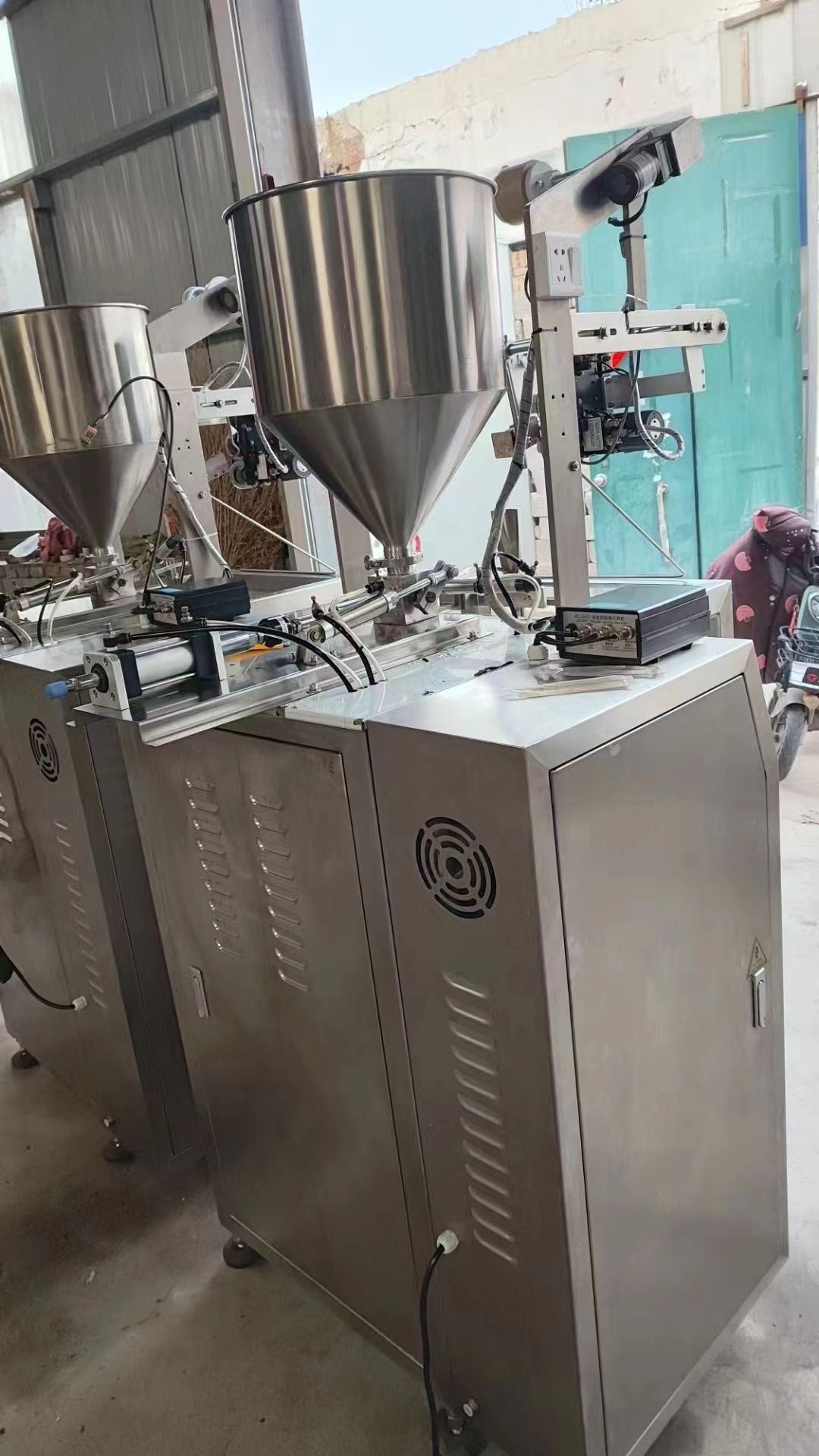 转让二手液体包装机 两台立式圆角液体夹拉包装机-2