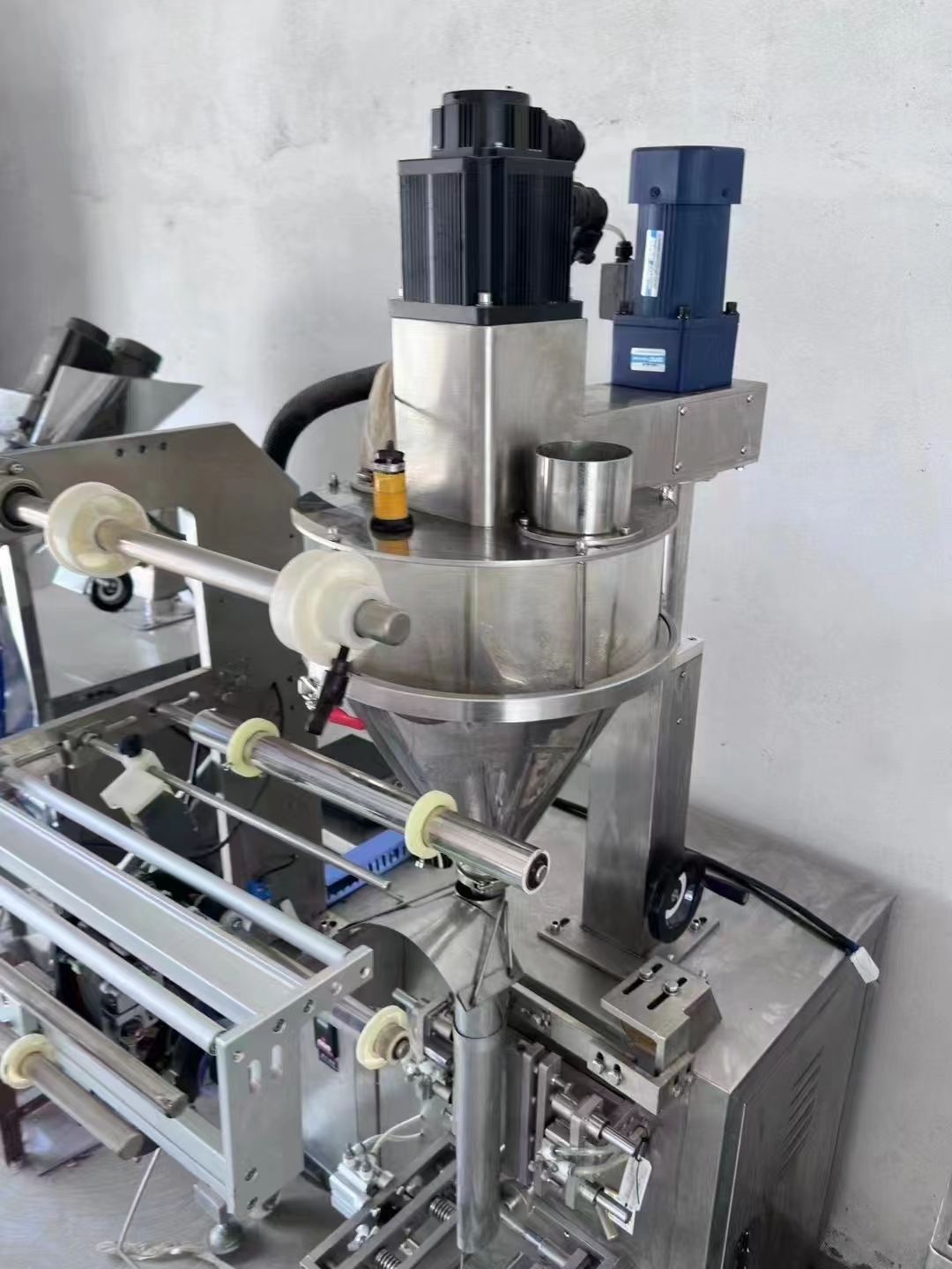 转让二手粉末包装机 一台三边封立式螺杆粉末包装机-2