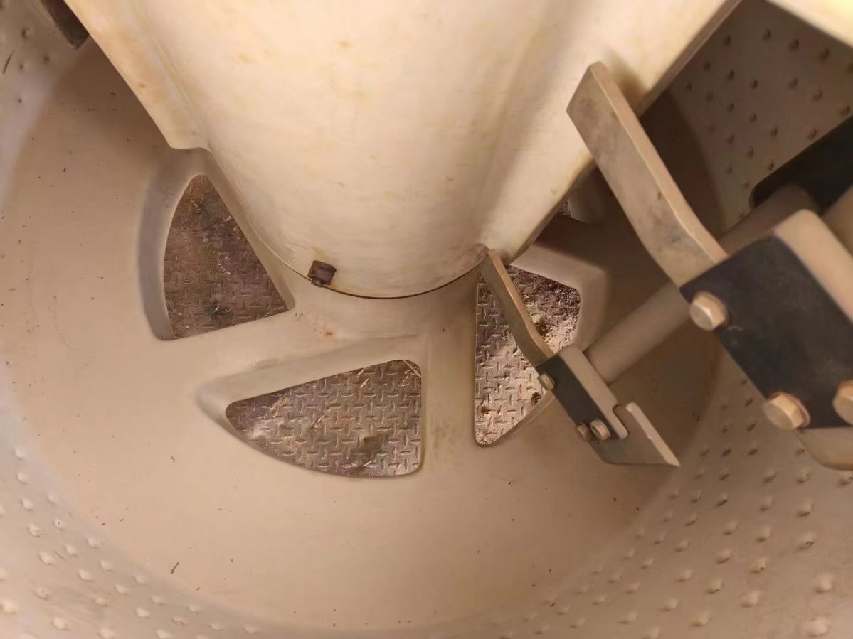 转让二手刮刀离心机 三台1600型衬塑材质上旋刮刀-1