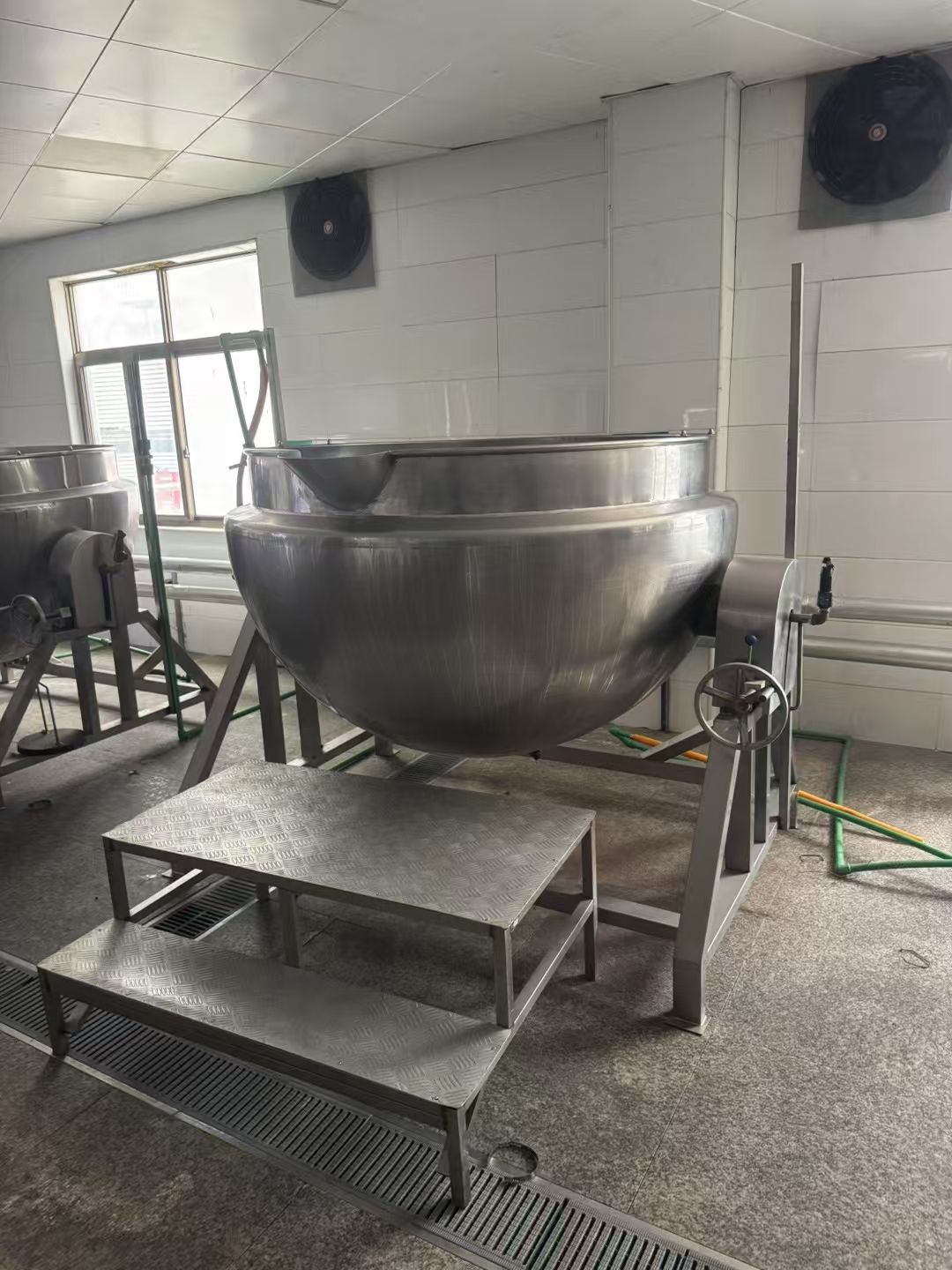 转让二手蒸汽夹层锅 五台容积1500升可倾斜蒸汽夹-1