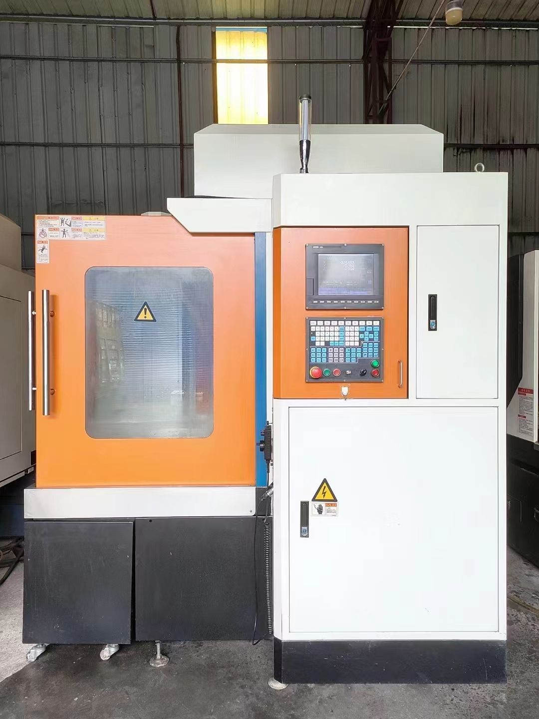 世通650刀库精雕机,新代21ma系统,bt30气-1