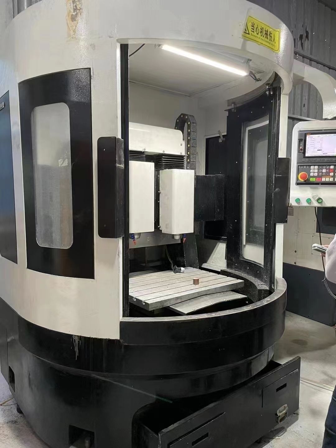 龙翔双头刀库精雕机主轴四万转,每个头5把刀600×-1