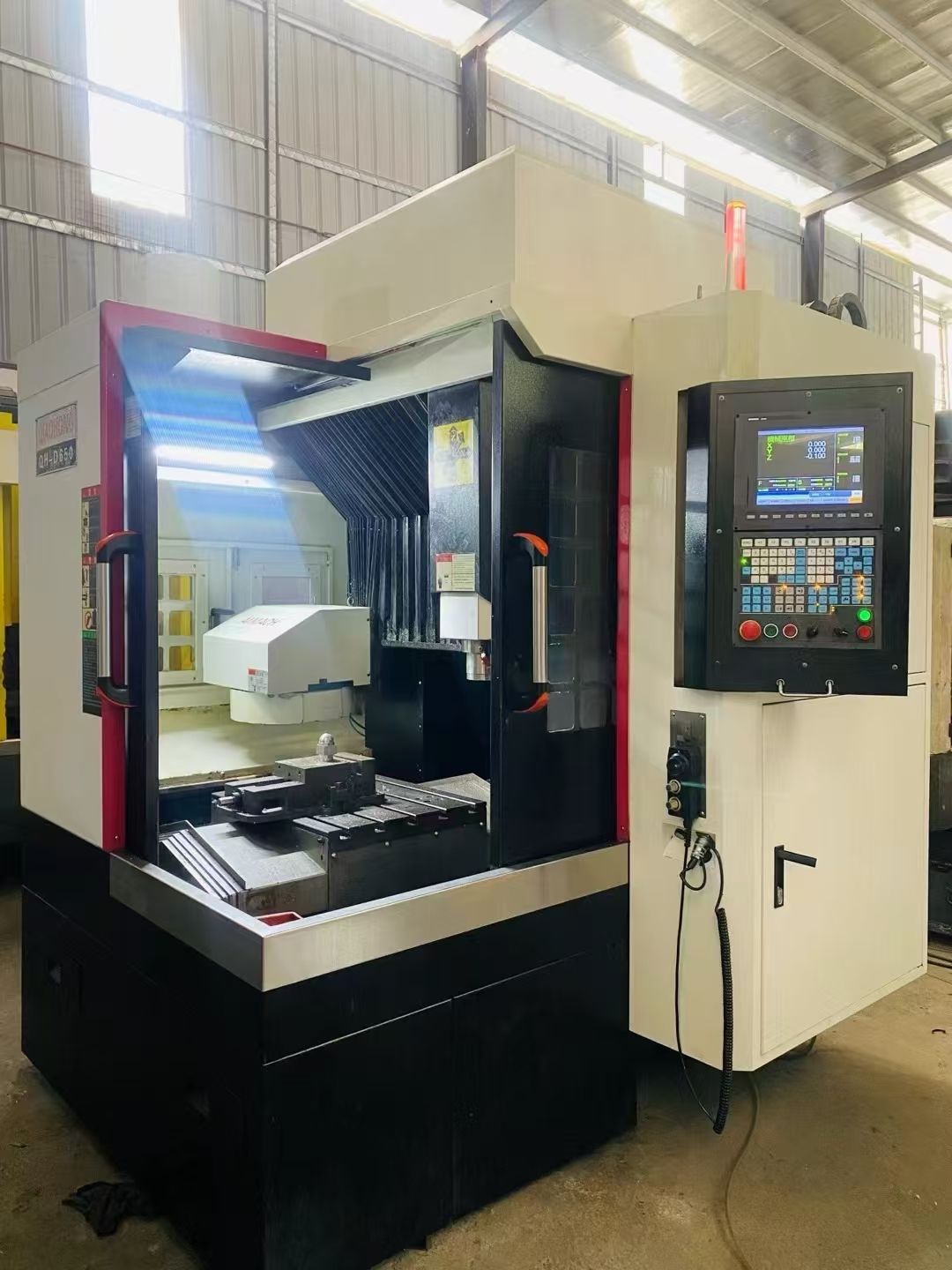 乔鸿650刀库精雕机 新代21MA系统，7.5KW-1