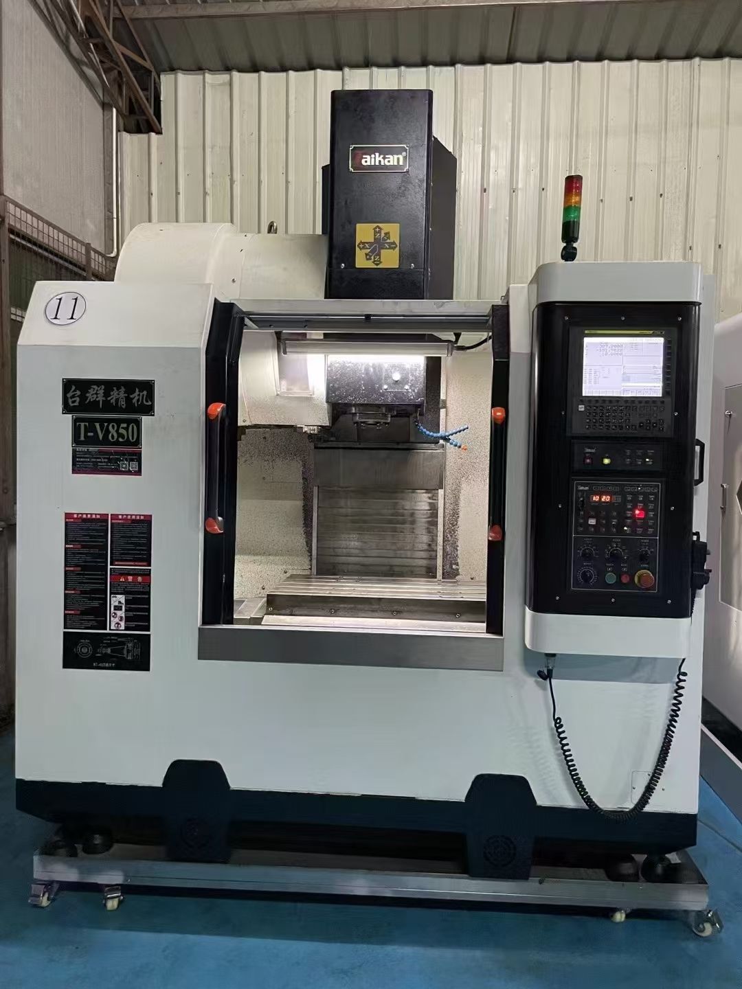 台群V65三线轨加工中心-1
