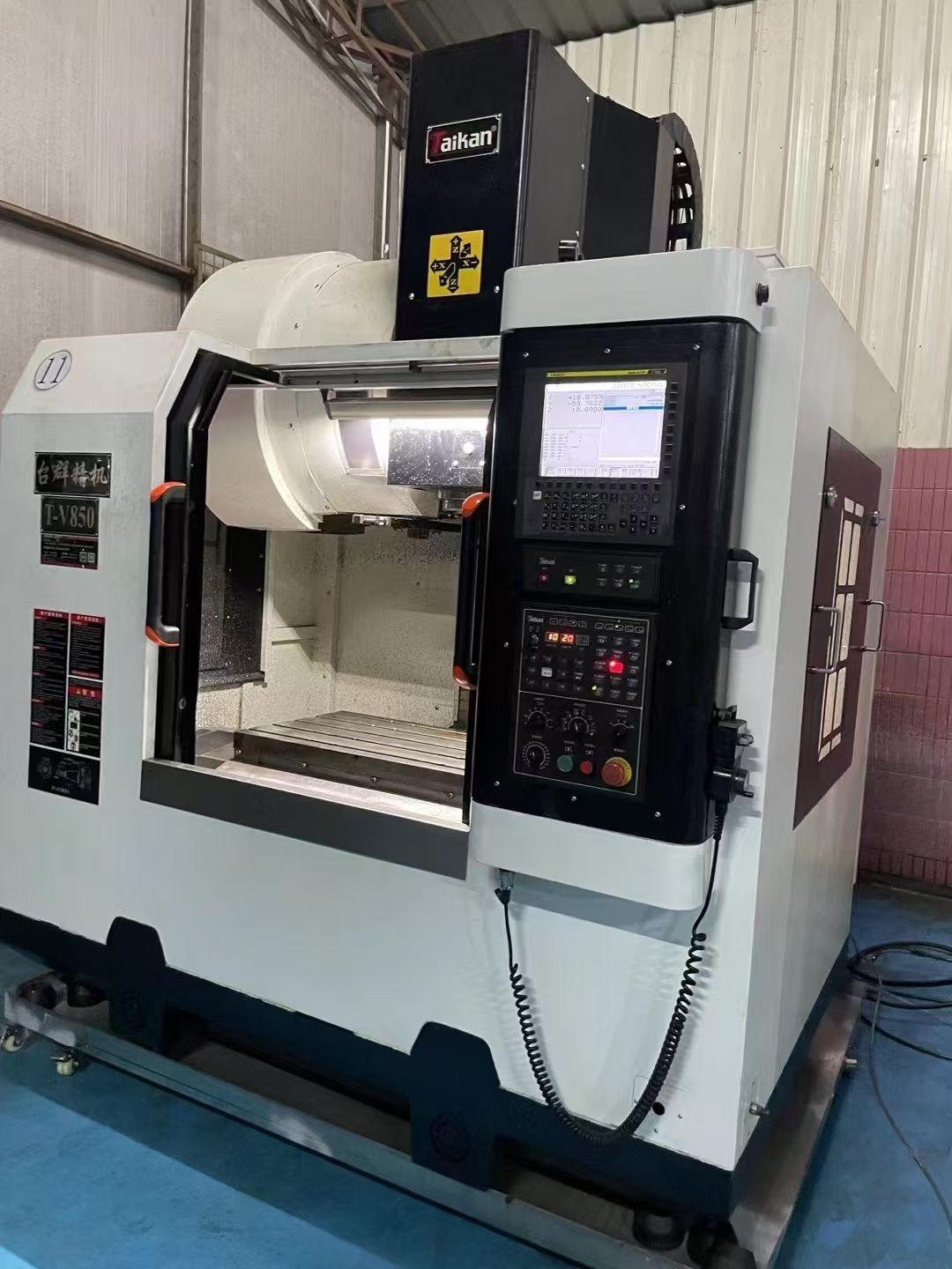台群V65三线轨加工中心-2