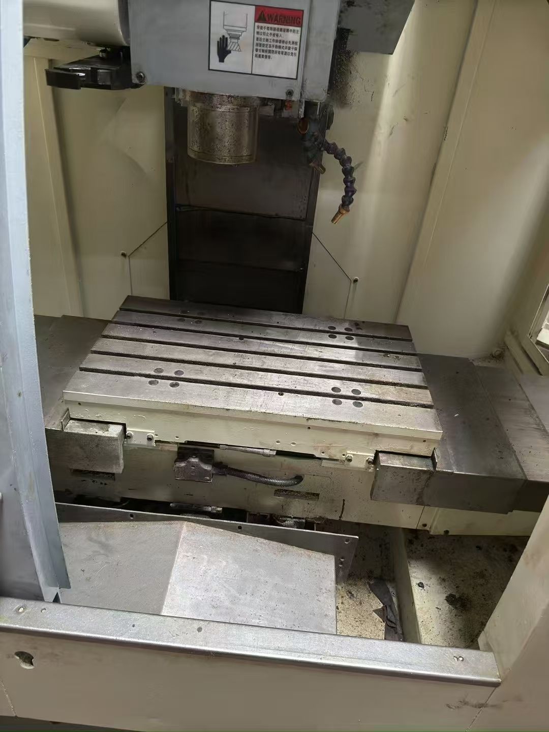 上新650三线轨加工中心，带刀臂式刀库，三菱64s-2