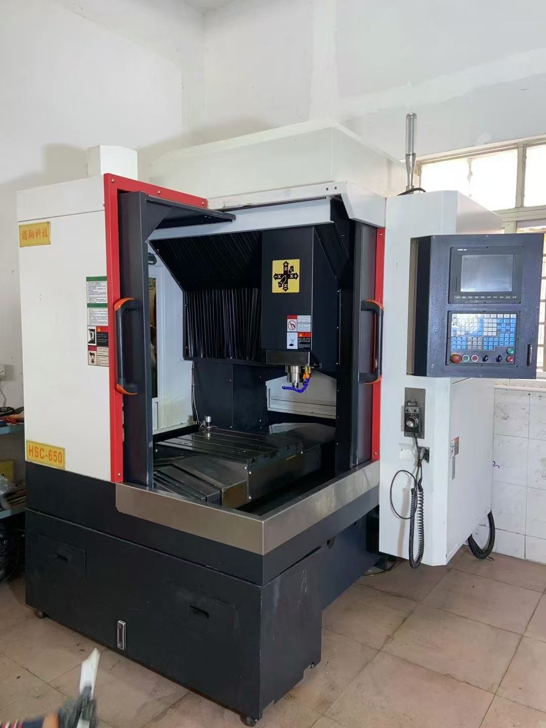 诺翔650精雕机,创能机身。新代21 M A,安川-1