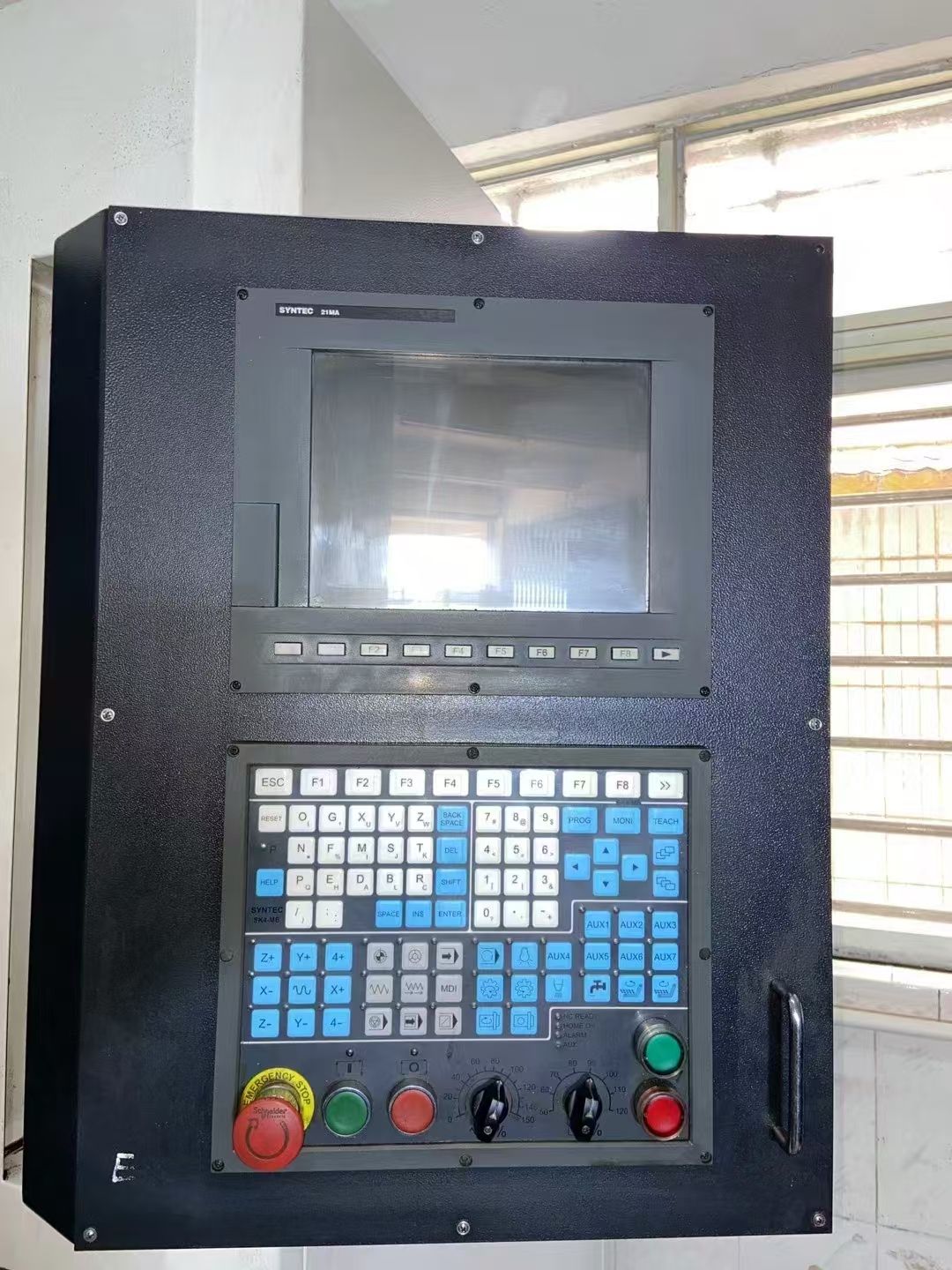 诺翔650精雕机,创能机身。新代21 M A,安川-2