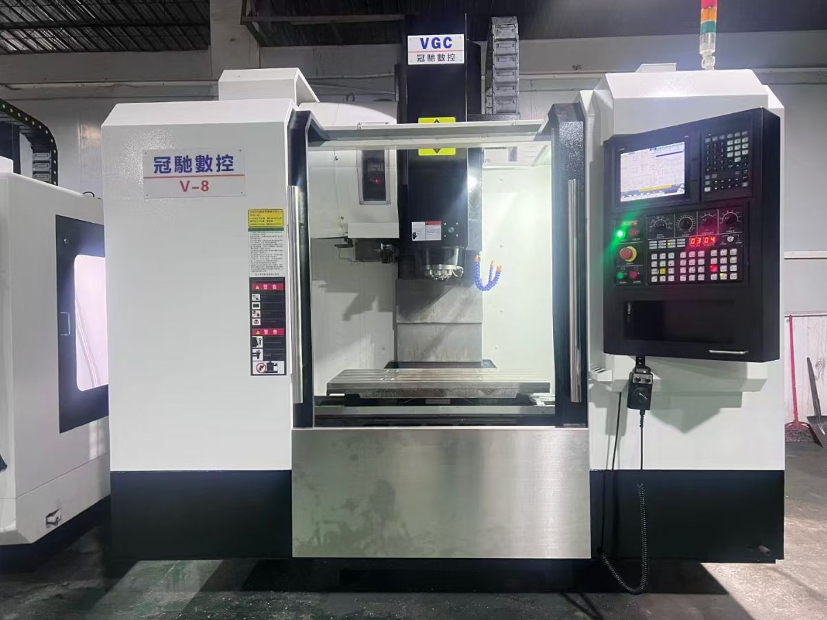 新到冠驰V8加工中心,三菱M80系统,BT40主轴-1