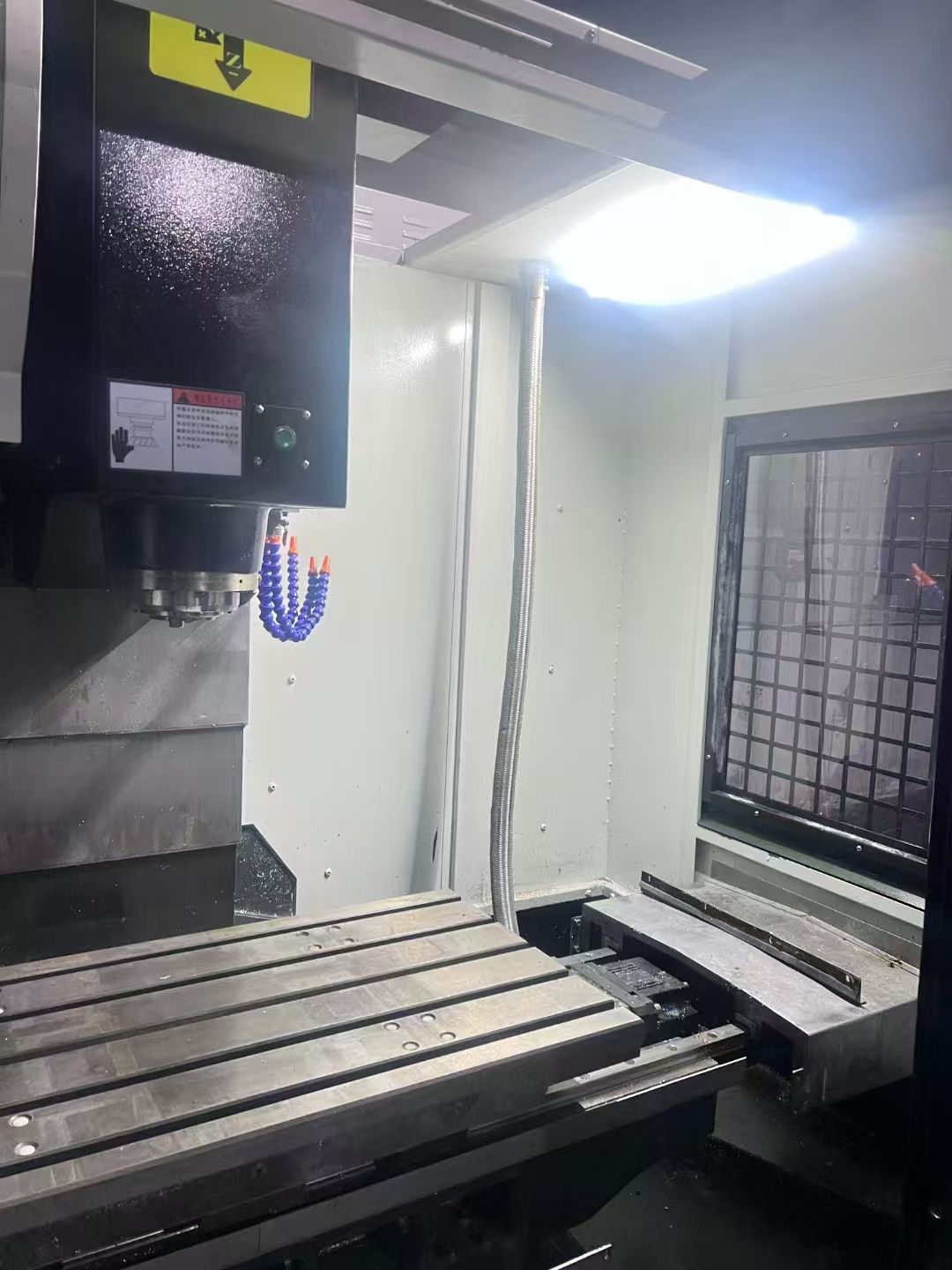 新到冠驰V8加工中心,三菱M80系统,BT40主轴-2