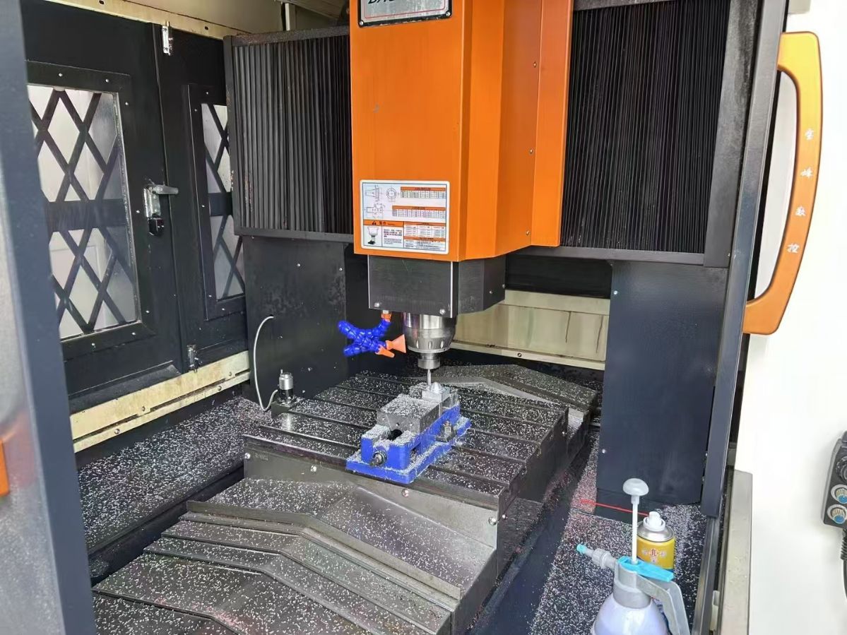 新到同款两台宝烽650精雕机,新代21MA-E系统-2