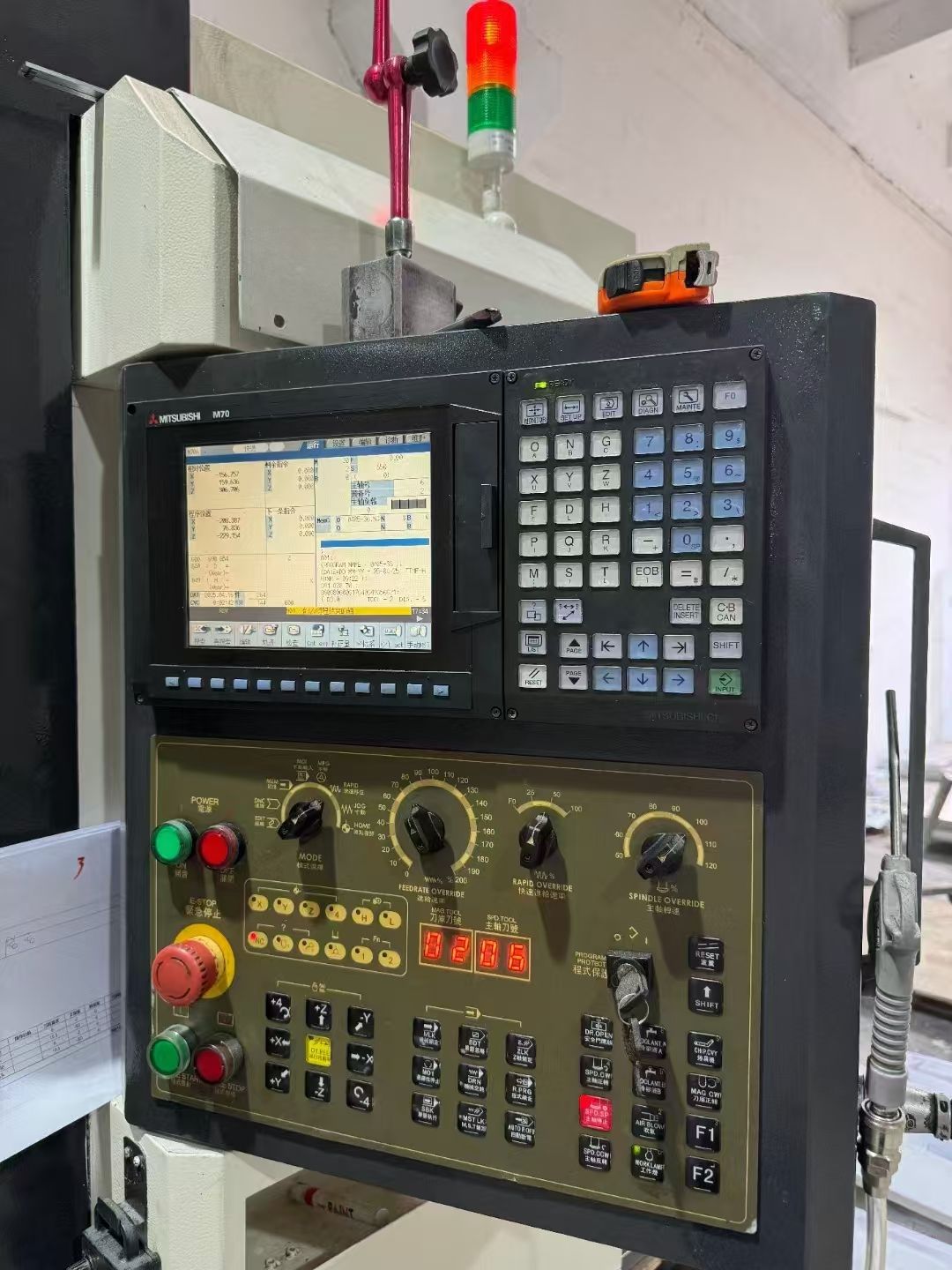 使用中华群850两线一硬加工中心，三菱M70系统-2