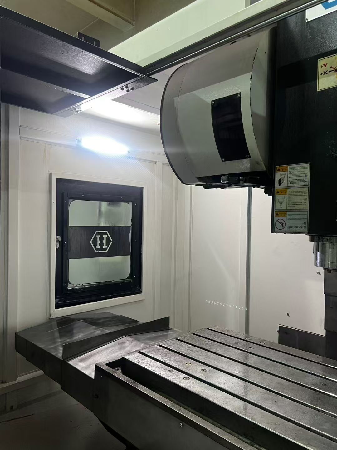 特价成合铁V1160两线一硬加工中心、Y 轴四轨道-2