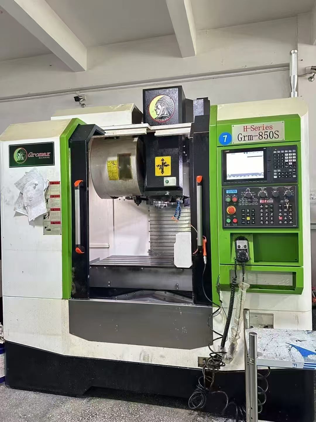 使用中两台格勒玛850三线轨加工中心模具机,一台8-1