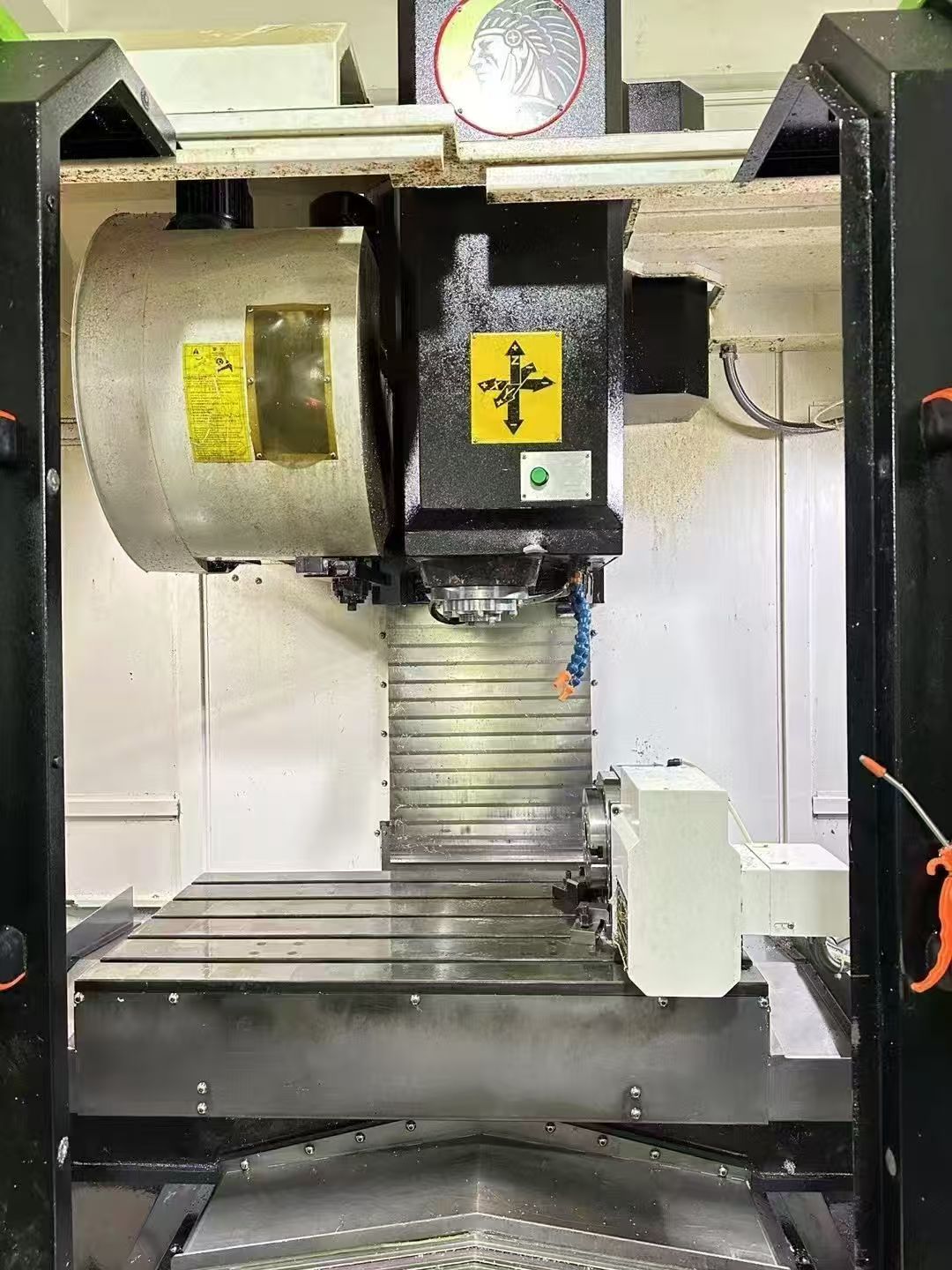 使用中两台格勒玛850三线轨加工中心模具机,一台8-2