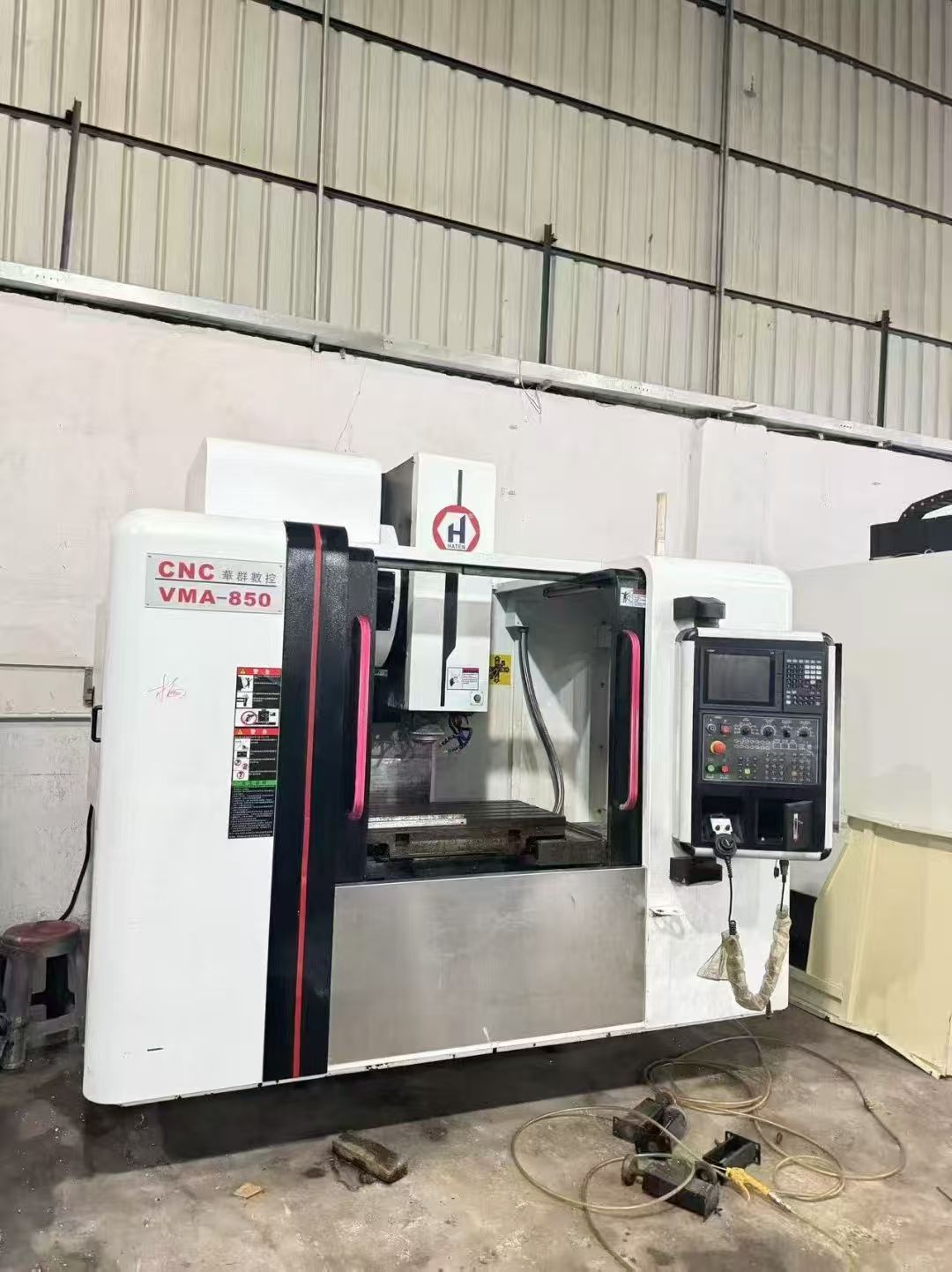 上新华群V850三线轨加工中心，三菱M80系统-1