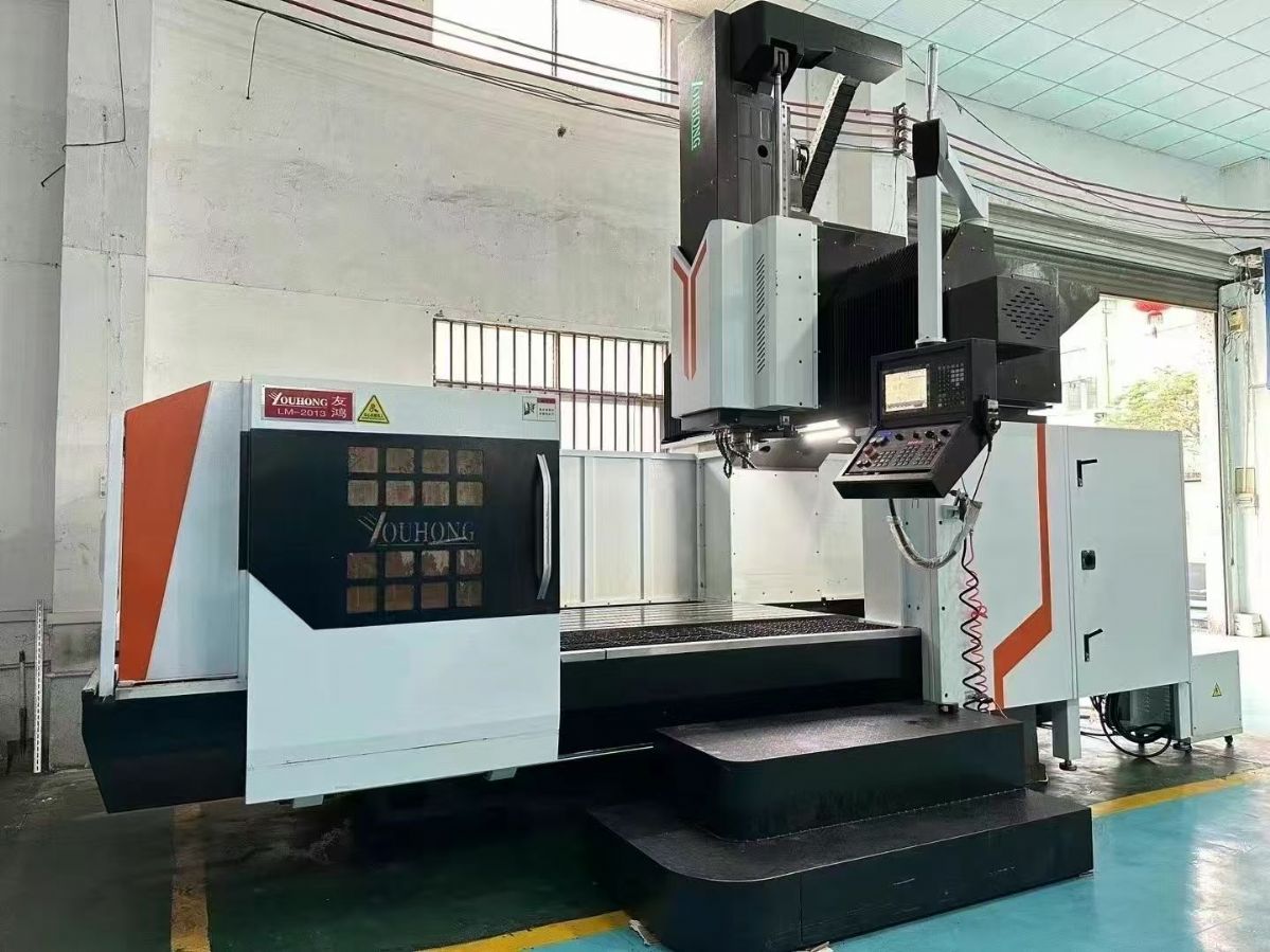 新到一台24年友鸿2013龙门加工中心,三菱M80-1