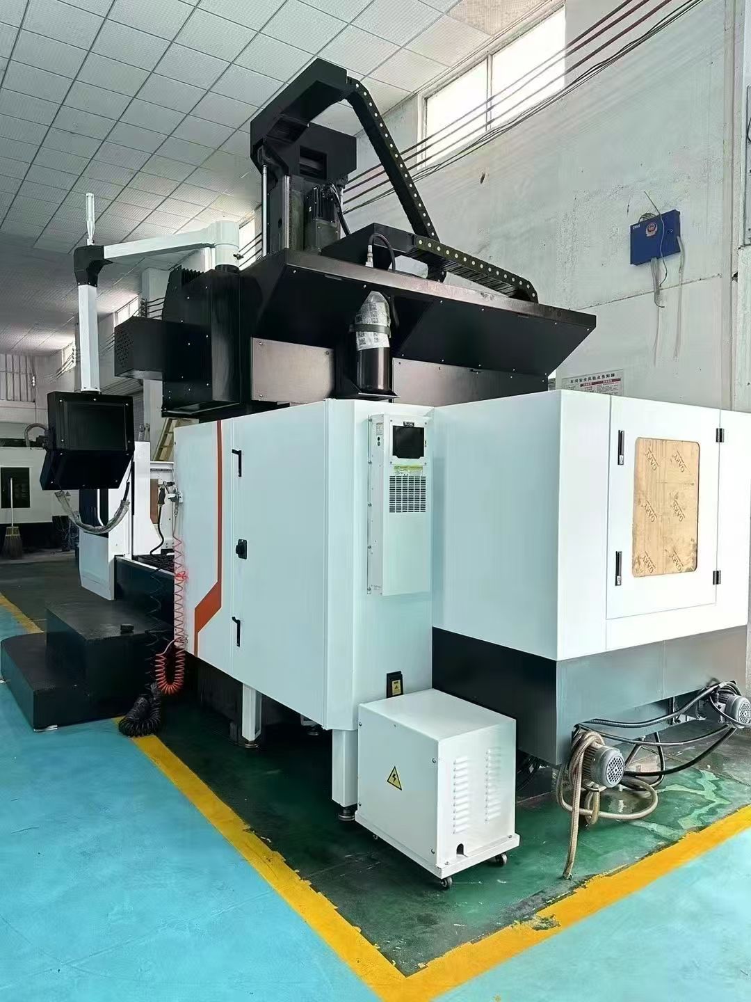 新到一台24年友鸿2013龙门加工中心,三菱M80-2