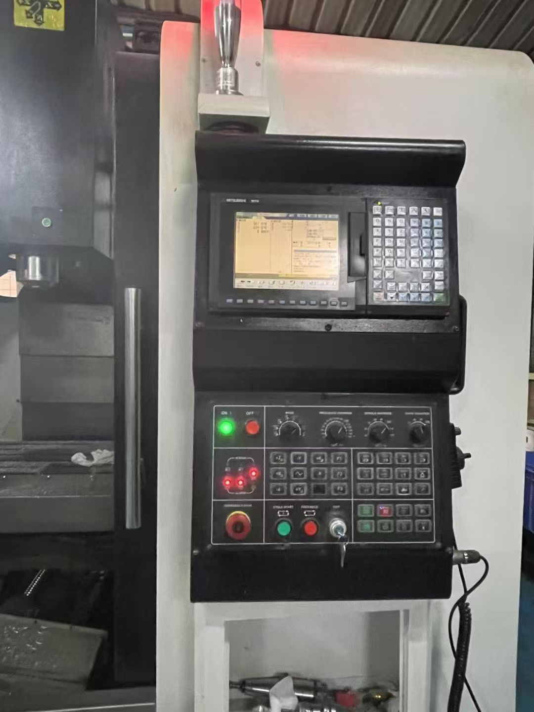 捡漏v8三线轨加工中心,三菱m70系统,24把刀壁-2