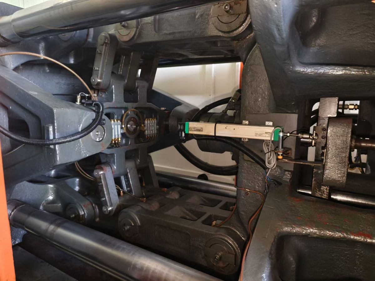 震雄268吨伺服机二手注塑机-1