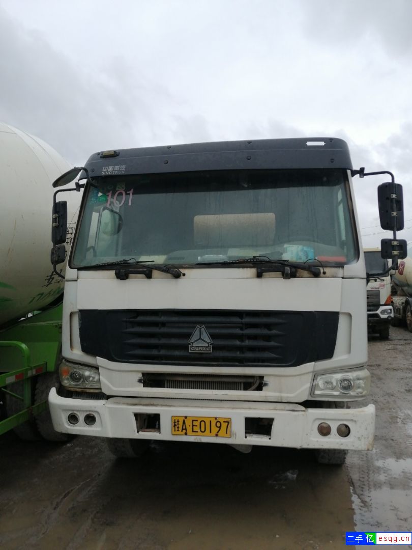 精品靓车2014年重汽豪沃大12方搅拌车-2