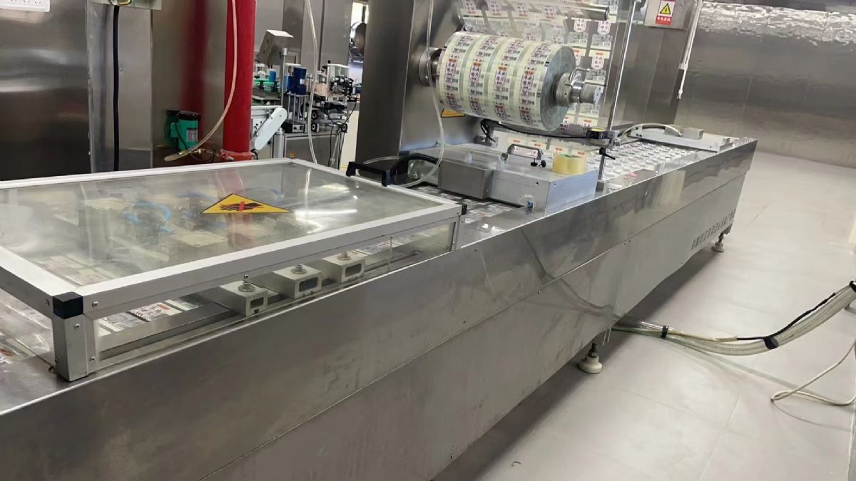 转让糍粑拉伸膜真空包装机，价格实惠正常运行，配套齐-2