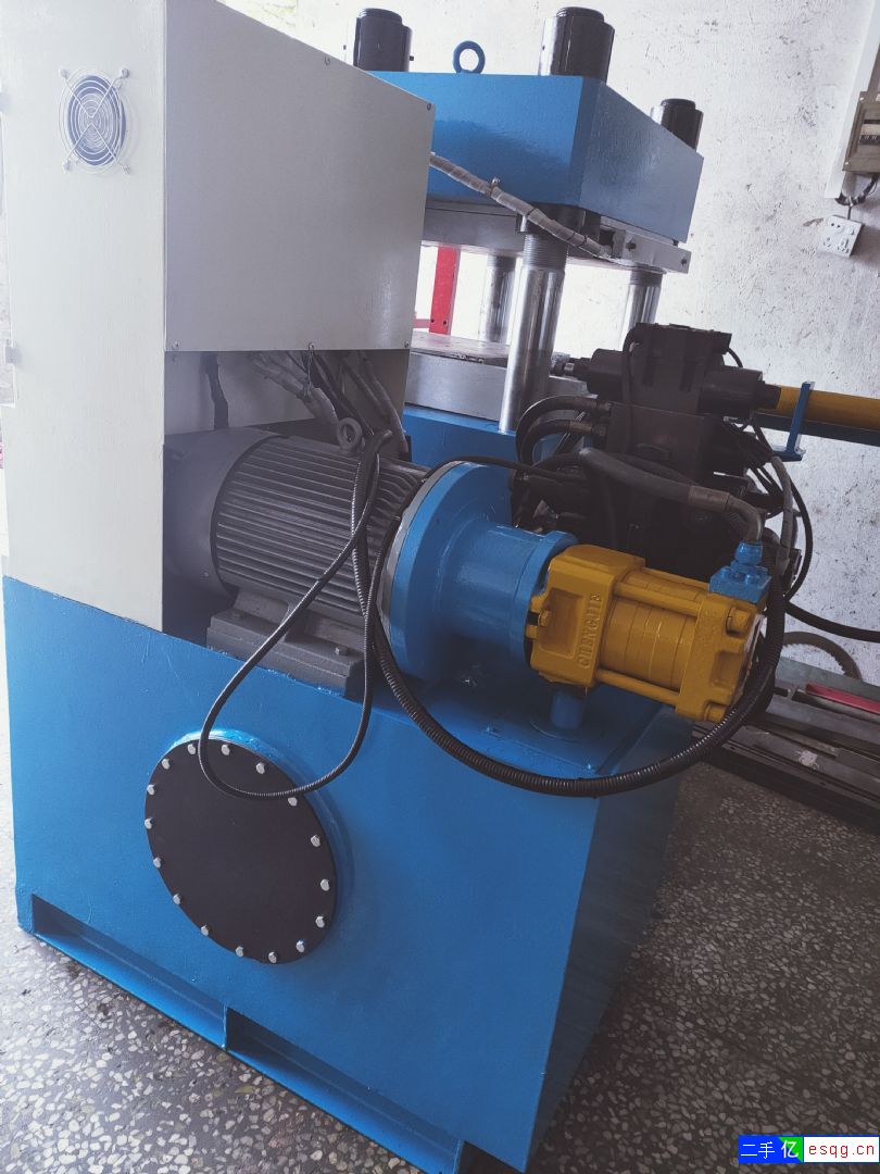 200吨单头带前顶推模硫化机-1