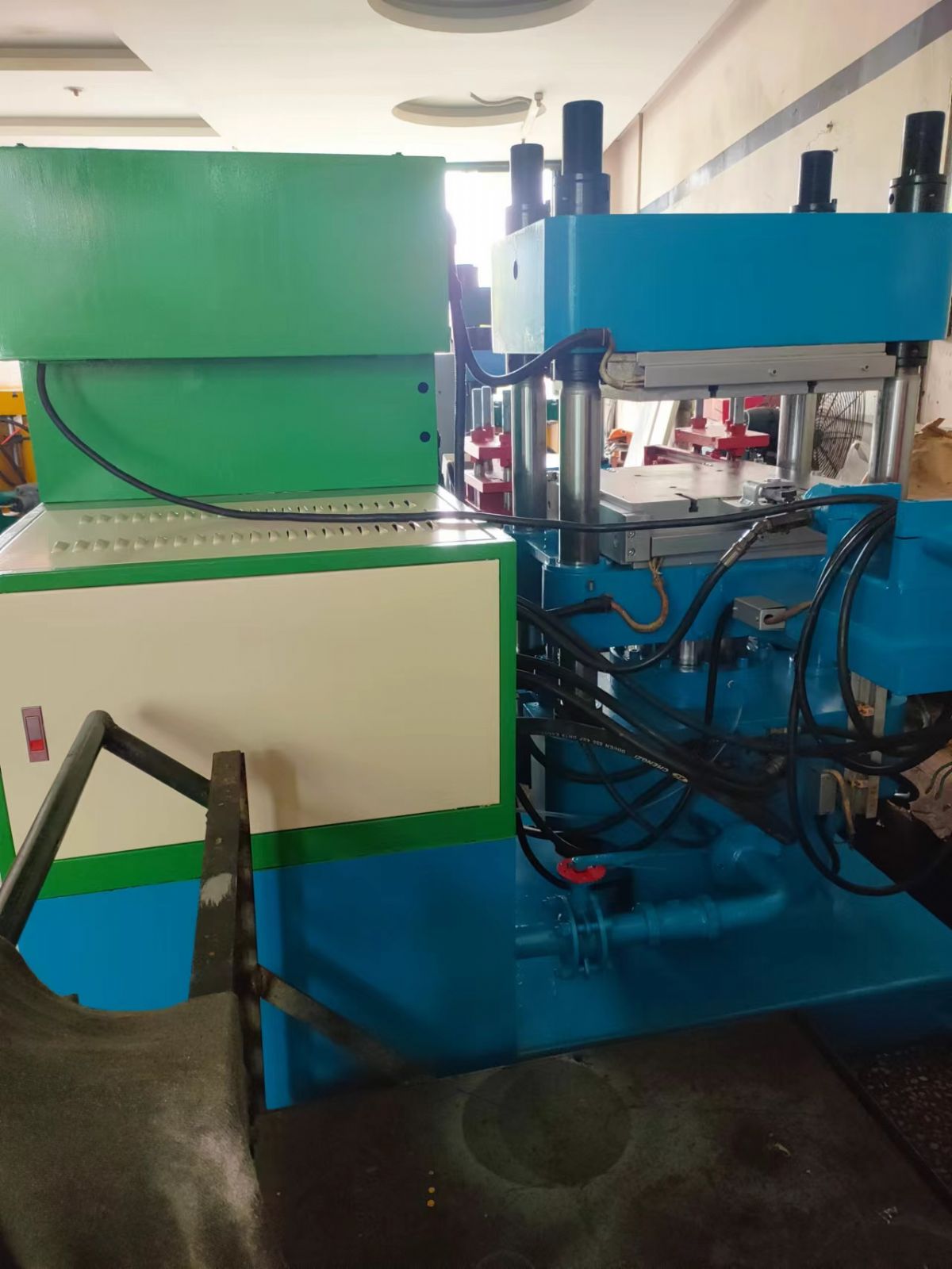 100吨二手硫化机带前顶推模-1