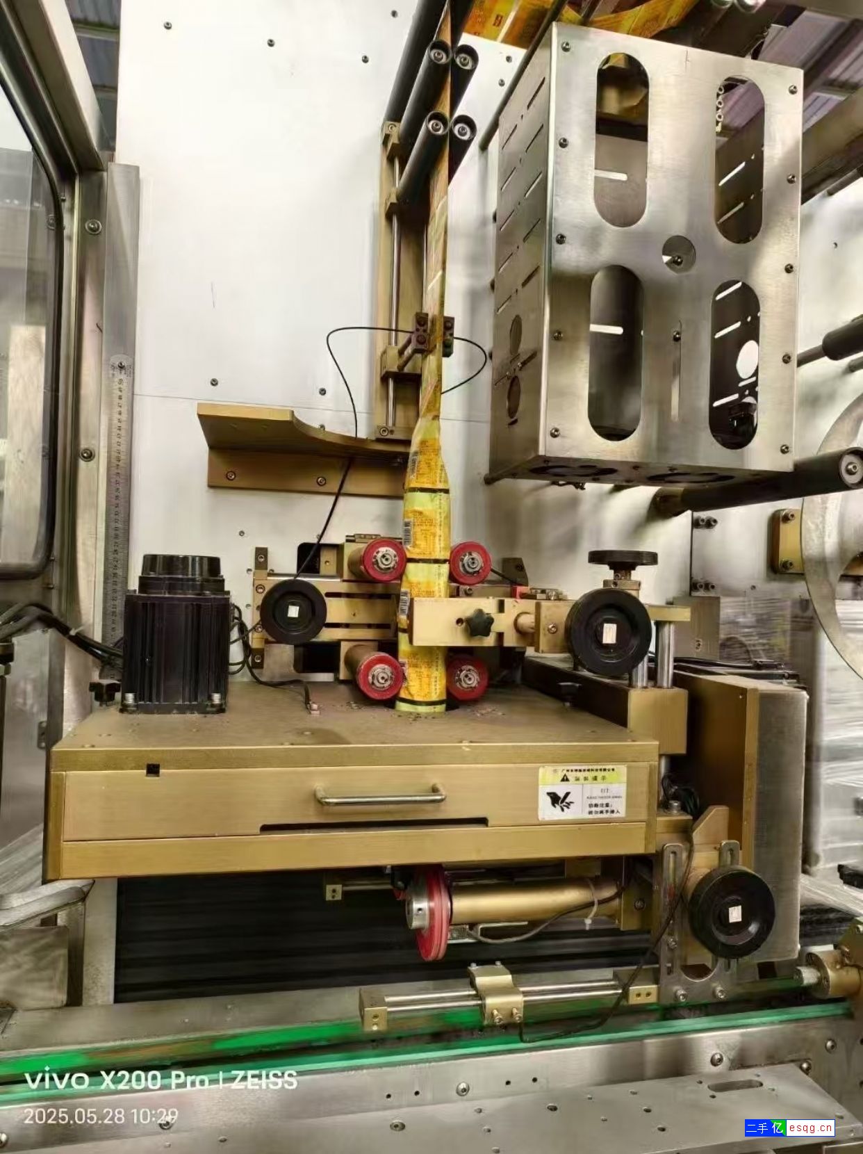 转让9成新广州理鑫套标机，饮料矿泉水套标机-3