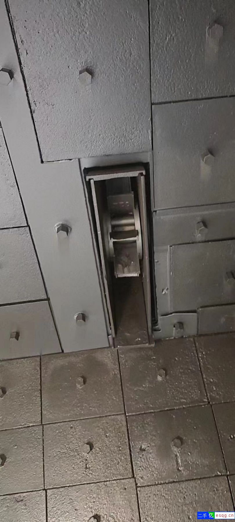 抛丸机宽两米五，高四米，四个十一千瓦抛投，低价出售-2
