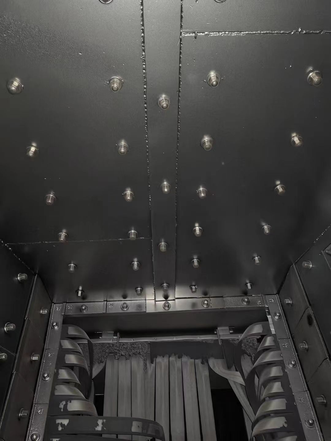 抛丸机宽一米五，高两米五，十个抛丸器，猛十三护板，-1