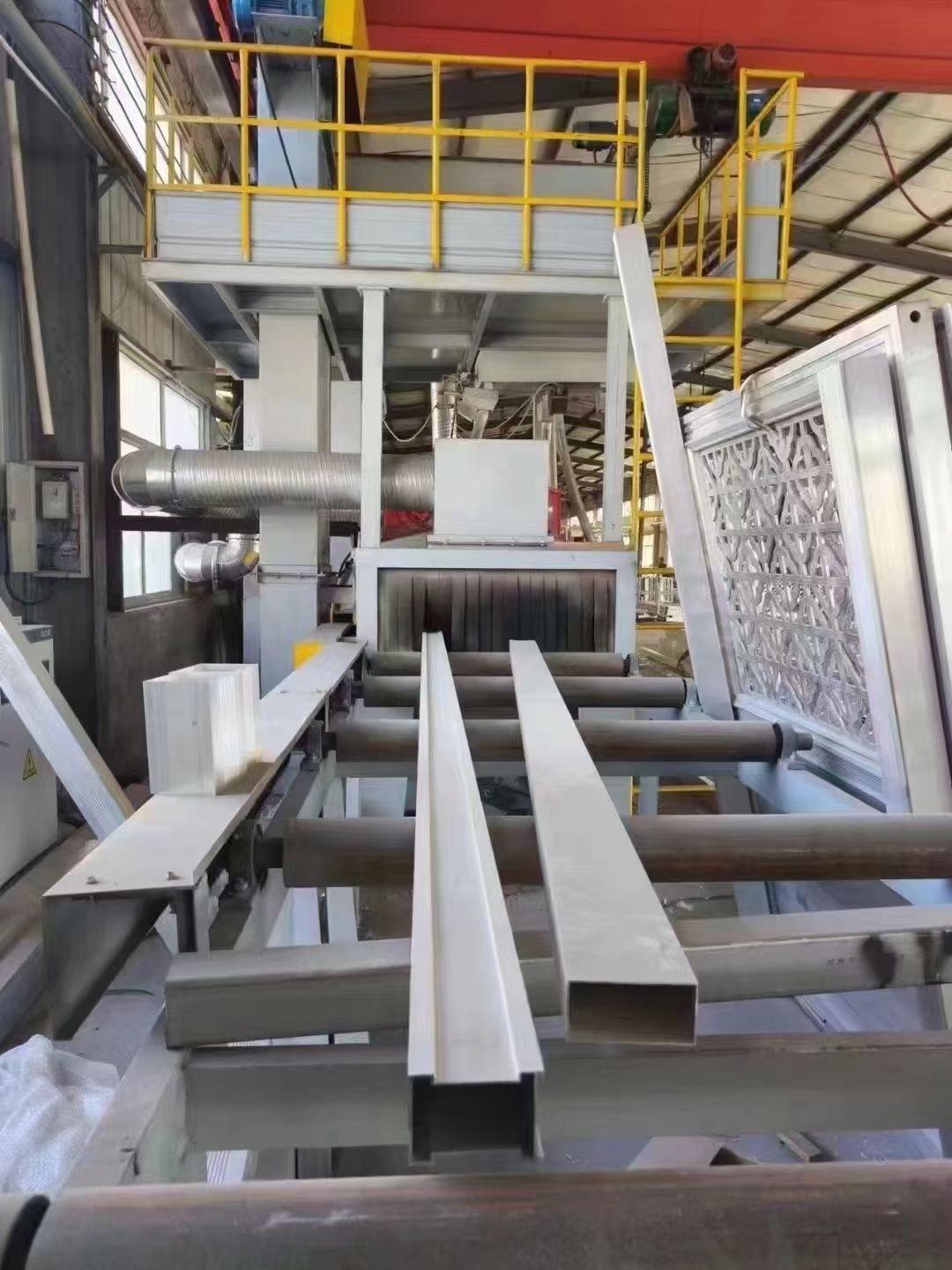 钢板抛丸机，九成新宽两米八，高一米，低价出售-2