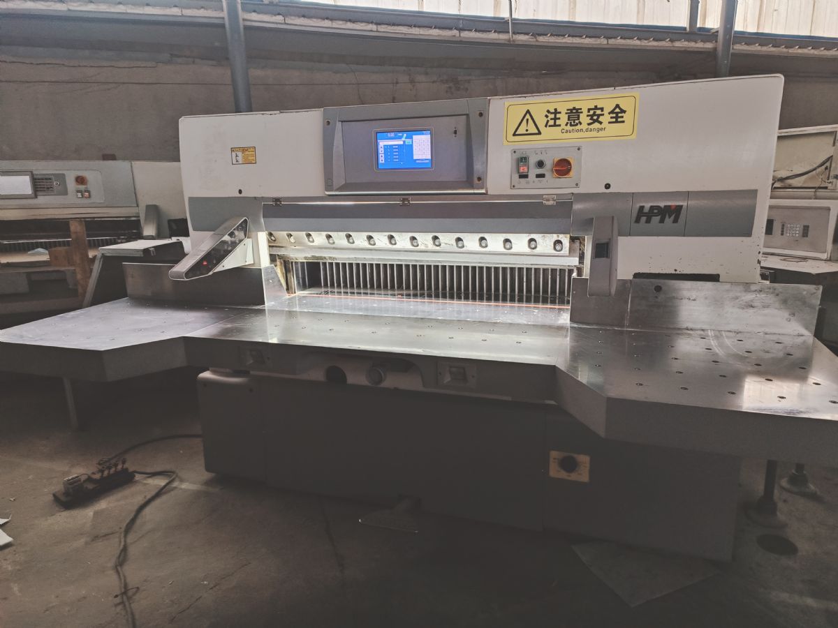 精品华岳1300双液压双轨伺服程控切纸机-1