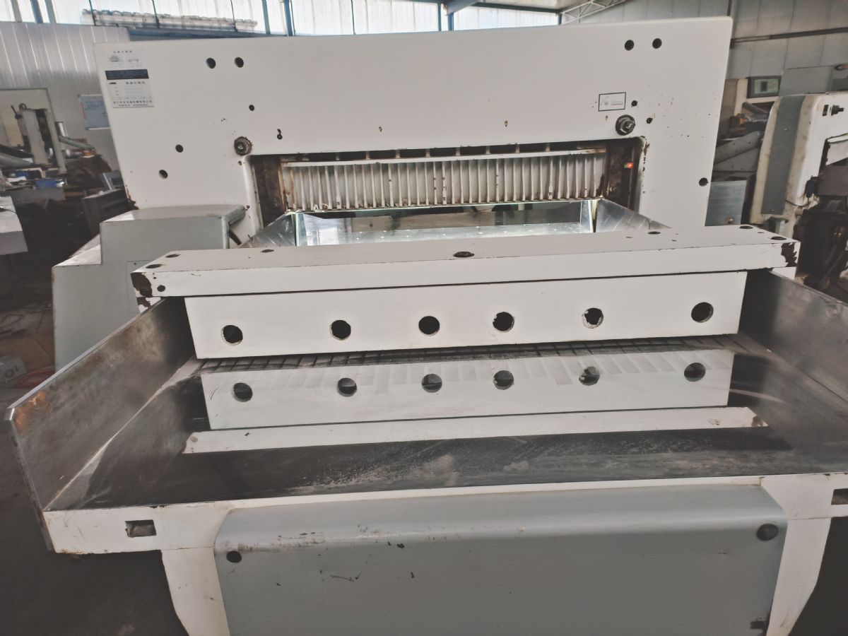 精品华岳1300双液压双轨伺服程控切纸机-2