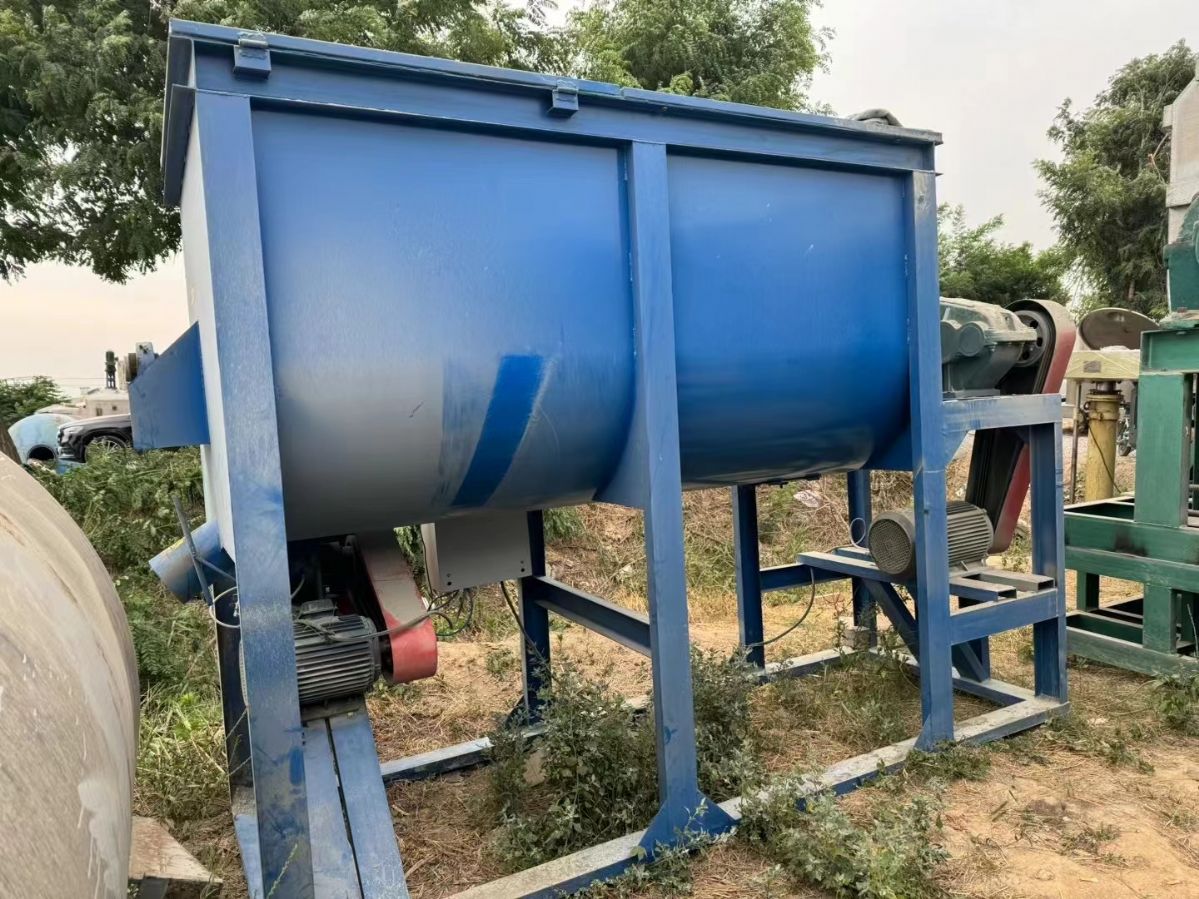 转让二手干粉混合机 一台容积3立方配套蛟龙碳钢干粉-1