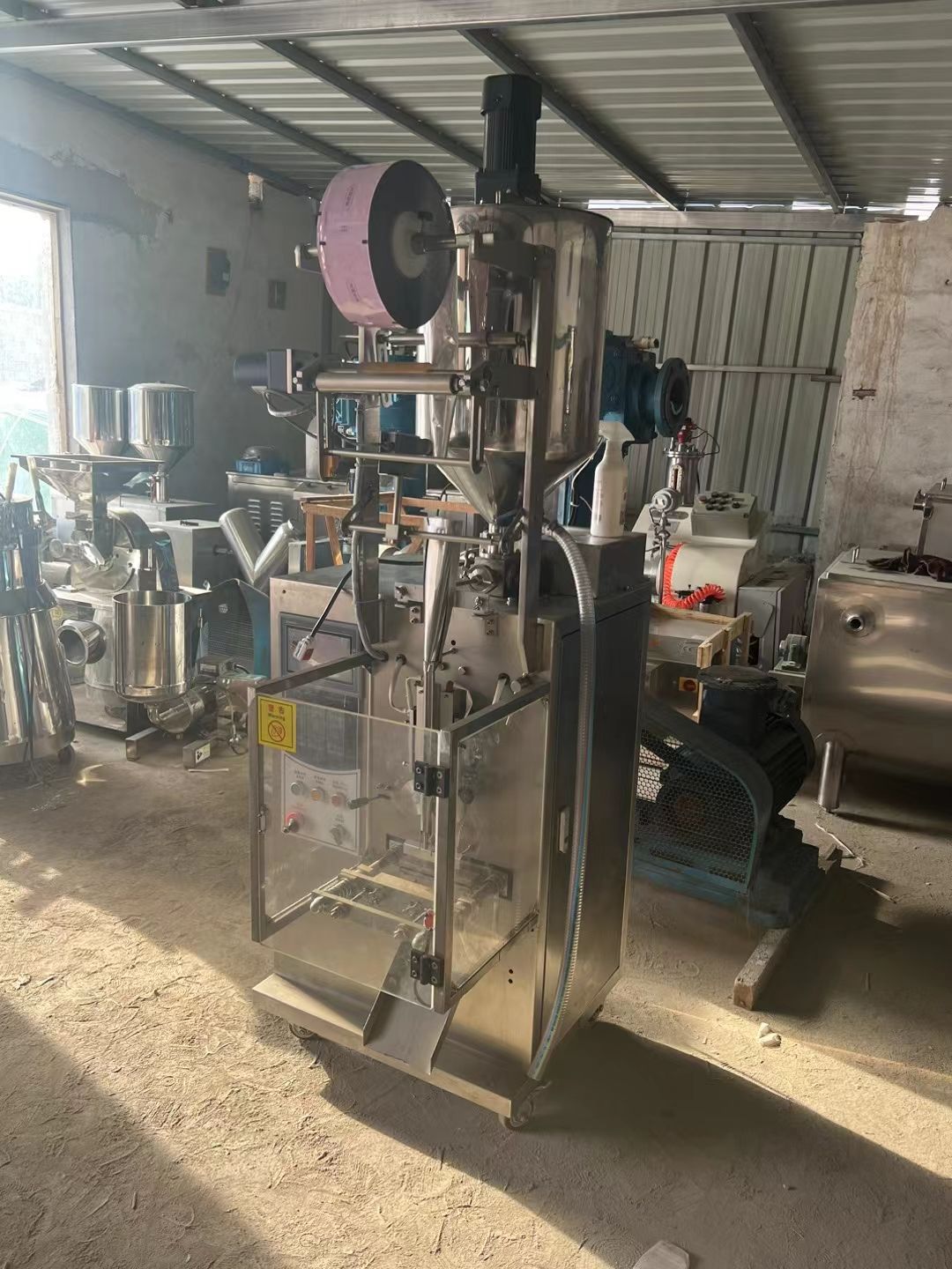 转让二手液体包装机 一台全自动内置搅拌立式液体包装-1