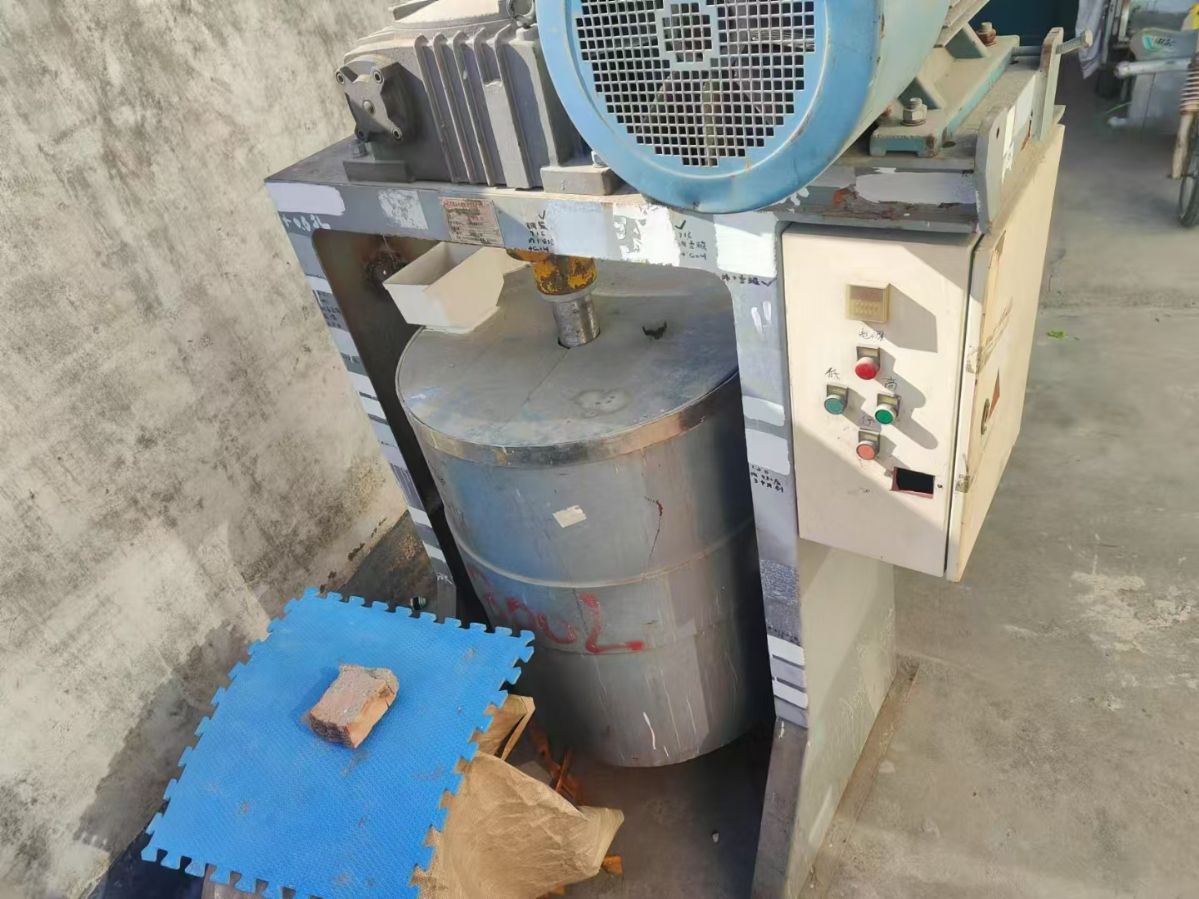 转让二手球磨机 一台容积300L内衬聚氨酯立式球磨-2