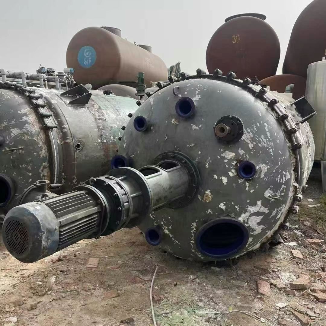 转让二手搪瓷反应釜 两台容积6300L内置钛材盘管-1