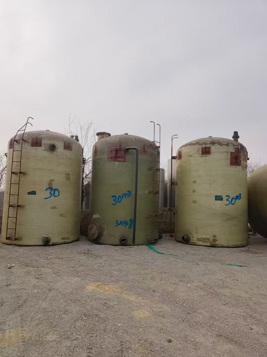 转让二手玻璃钢罐 三台容积30立方原储水立式玻璃钢-1