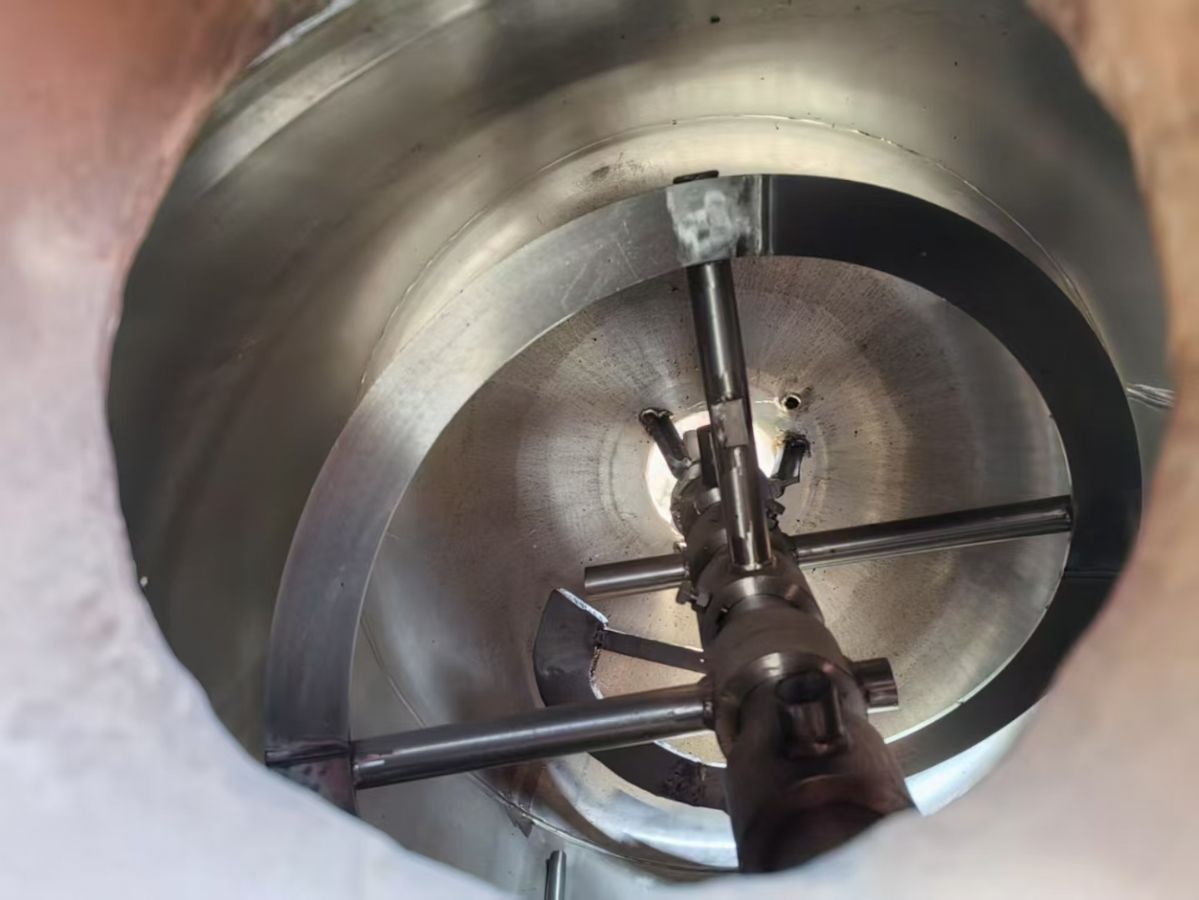 转让二手不锈钢反应釜 一台容积1000L电加热螺带-2