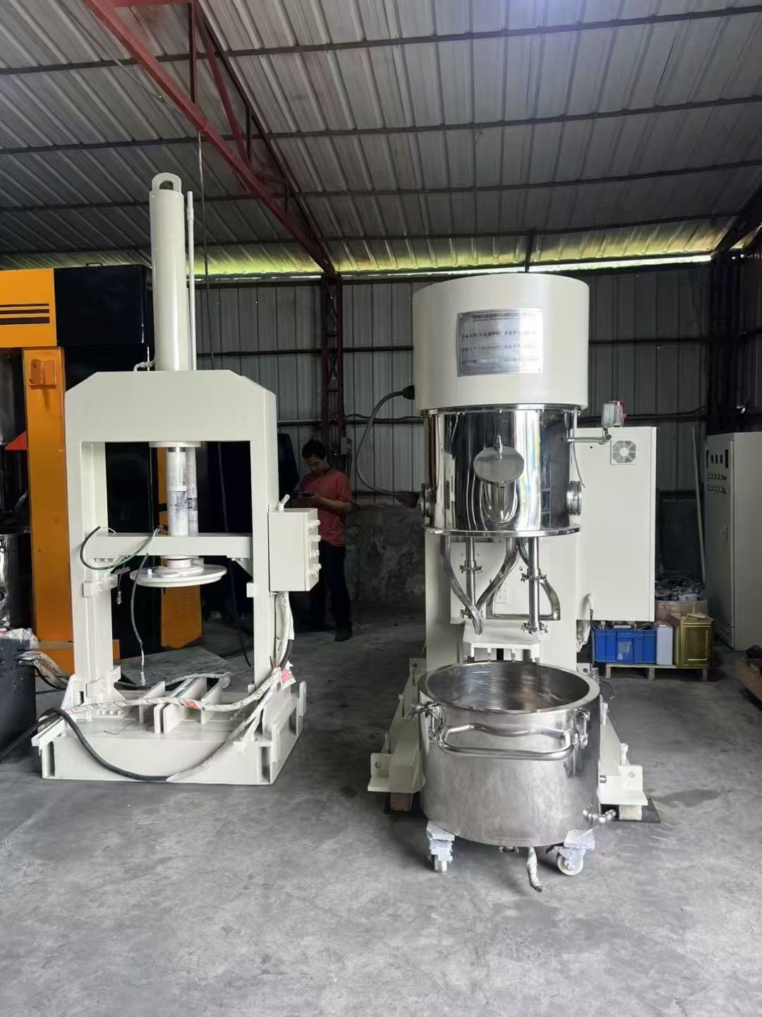 转让二手行星搅拌机 一台容积100升带压料真空行星-1