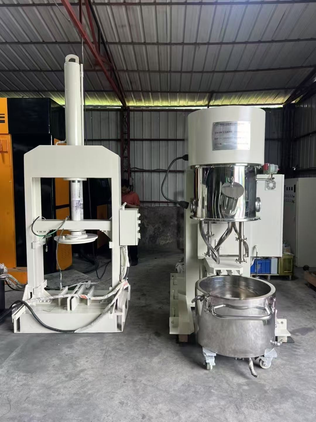 转让二手行星搅拌机 一台容积100升带压料真空行星-2