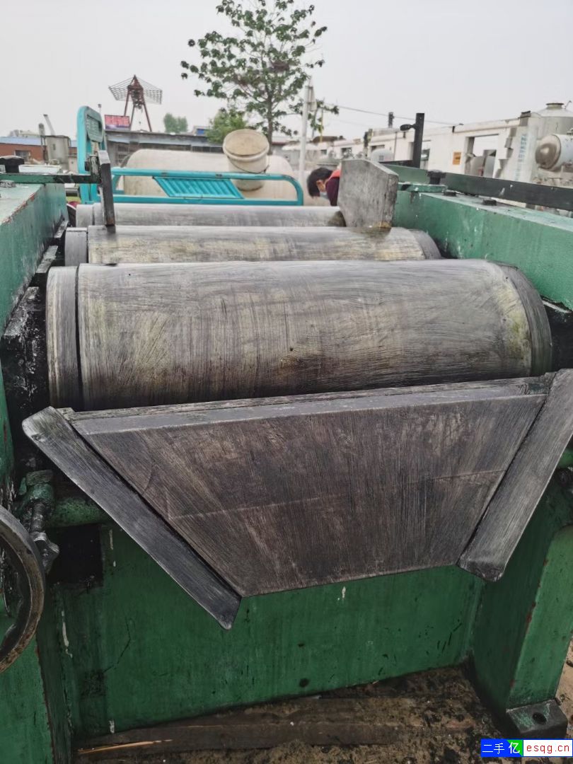 刚到家一台江苏隆鑫化工机械厂的，405型三棍研磨机-1