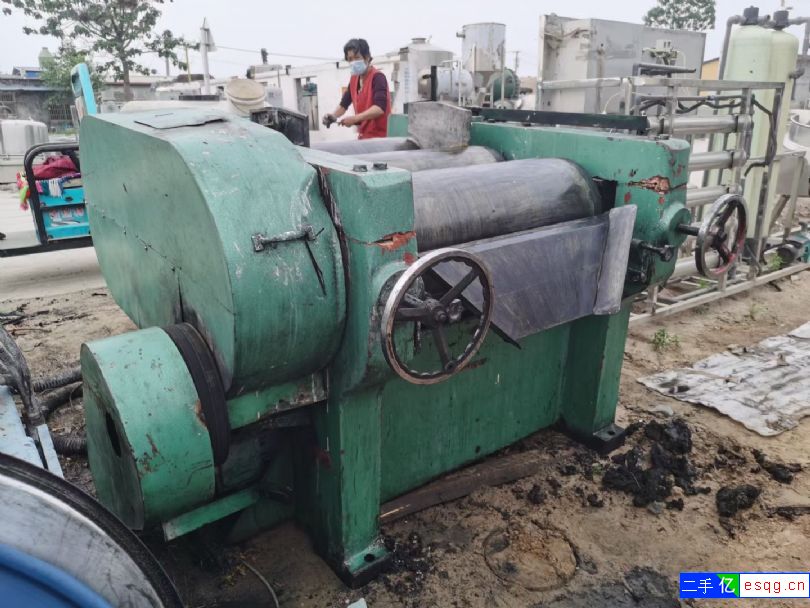 刚到家一台江苏隆鑫化工机械厂的，405型三棍研磨机-2